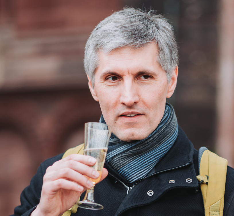Christian mit Sektglas in der Hand