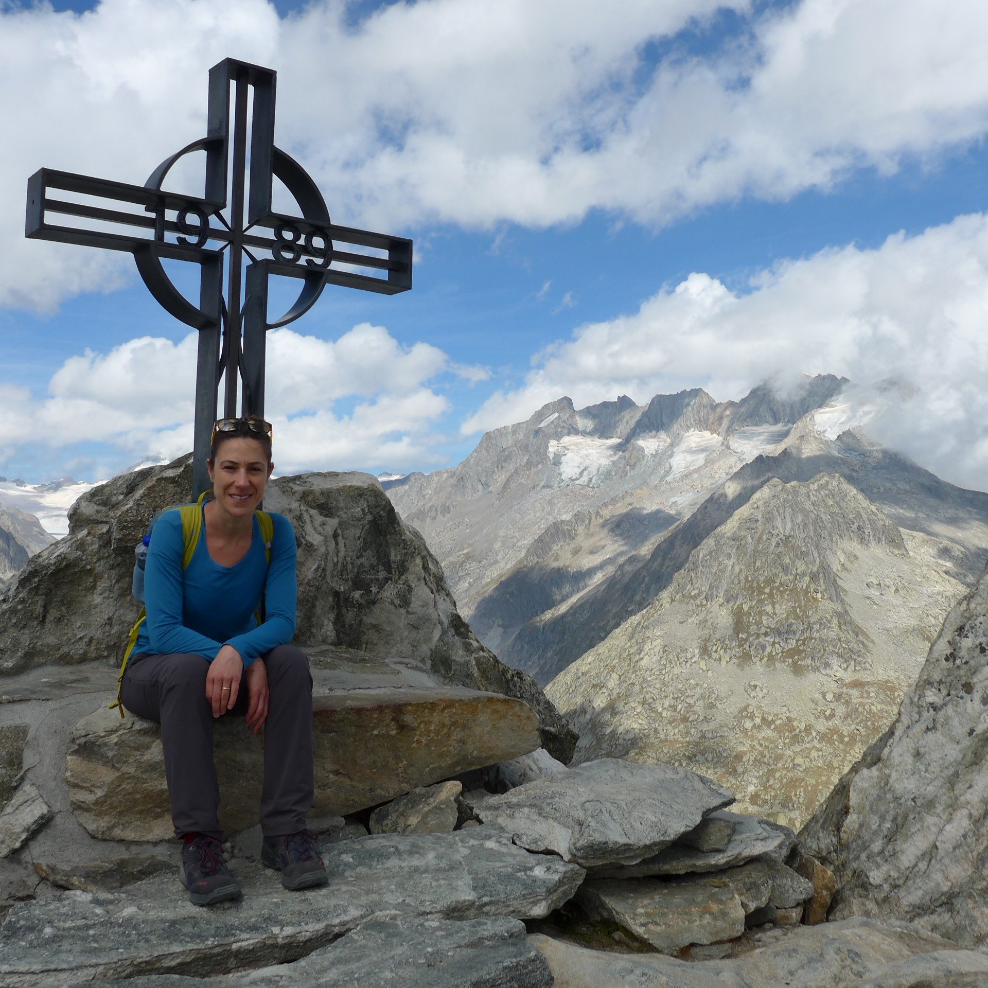 Manu steht vor einem Bilderrahmen und schaut in die Kamera
